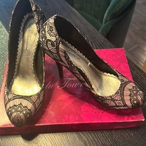 Lulu Townsend size 9.5 lace/satin heel in light pink/black (3” heel)